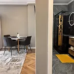 Sky - Parking, Ac & Kingsize Bed Apartament