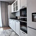 Sky - Parking, Ac & Kingsize Bed Apartament