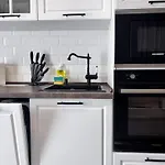 Sky - Parking, Ac & Kingsize Bed Apartament