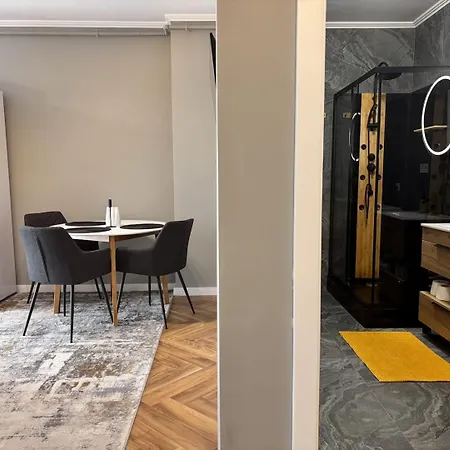 Sky Airport - Private Parking, Ac & Apartman