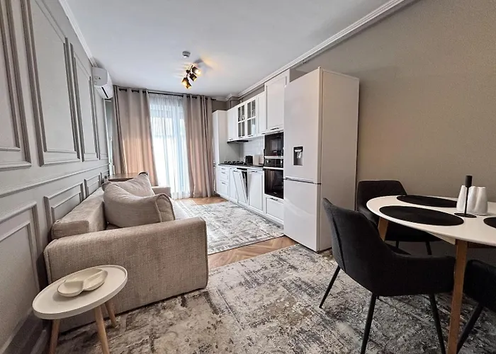 Апартаменти Sky - Parking, Ac & Kingsize Bed *